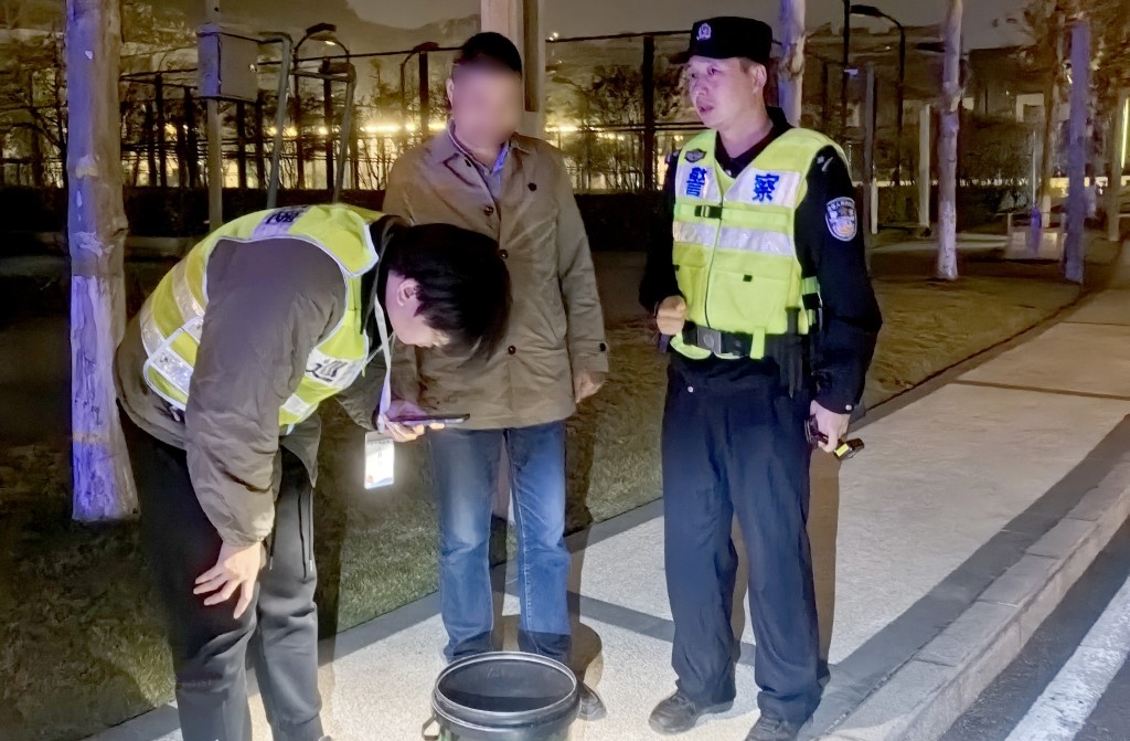男子小区内捡到鳄鱼 警方提醒：这类动物不得私自饲养