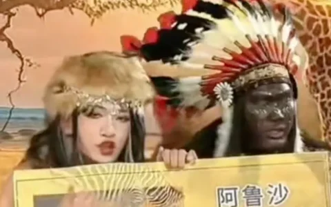 金毛在直播间里扮演非洲狮子，不到 5 分钟就睡着了，网友：原来狗子上班也有班味……